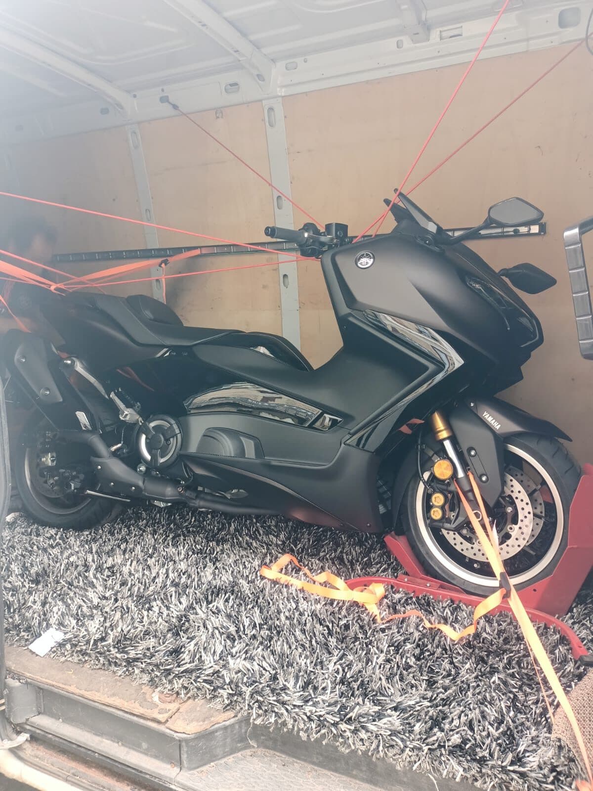Moto T-Max fixée et prête pour le convoi