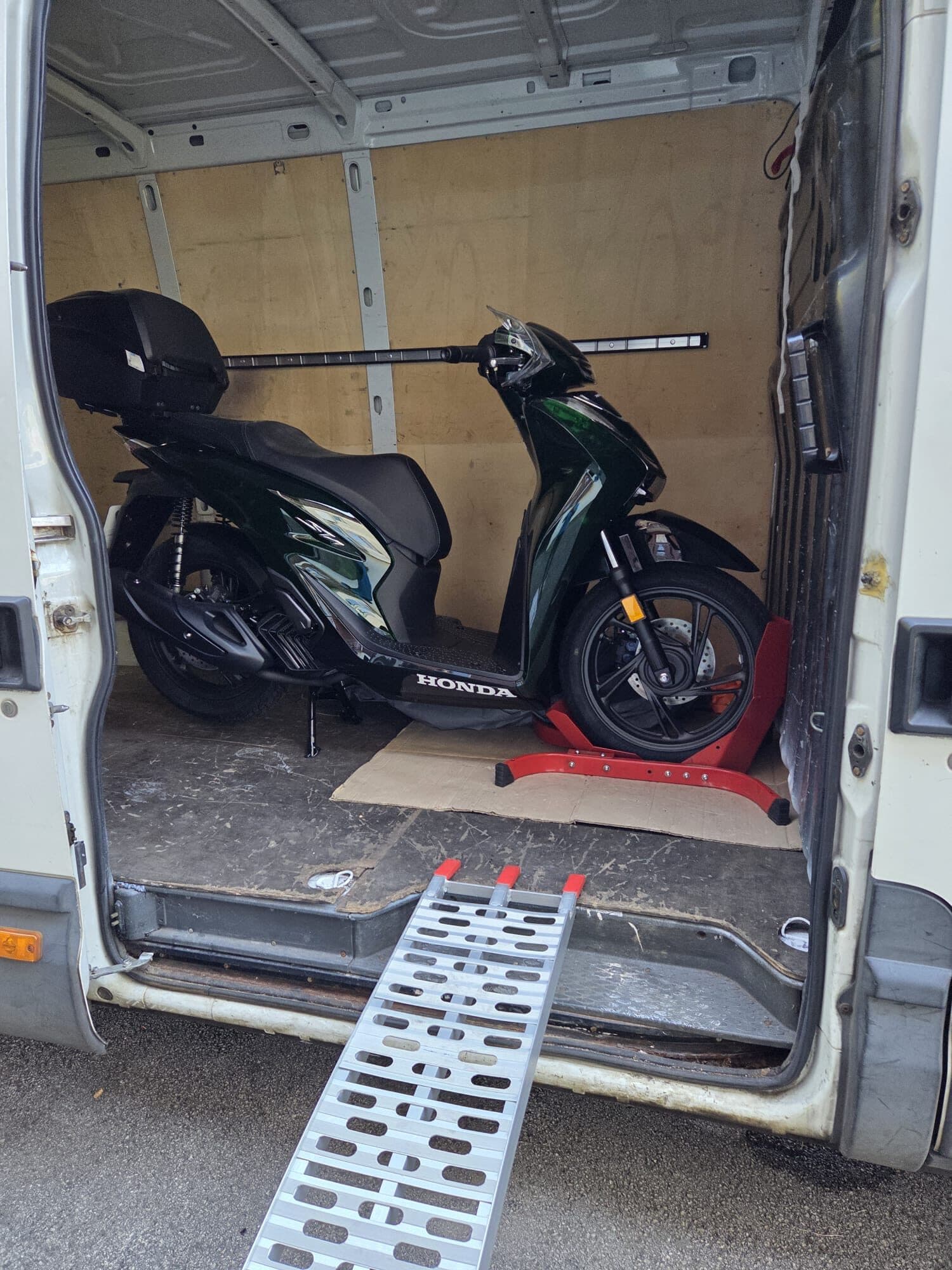 Moto SH sécurisée par fixation professionnelle